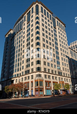 Reston, VA USA - November 4, 2018. Ein Foto von einem Hochhaus an der Ecke los in der Innenstadt von Reston. Stockfoto