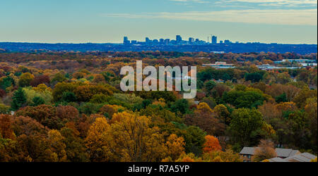 Tyson's Corner erhebt sich in der Ferne hinter einem der Bäume drehen Farbe für den Herbst. Stockfoto