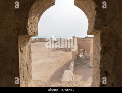 Alte arabische Perlentauchen ruiniert, Angeln Stadt Al Jumail, Katar. Wüste an der Küste des Persischen Golfs. Verlorene Dorf. Ein Blick aus dem Minarett das Fenster zum Meer Stockfoto