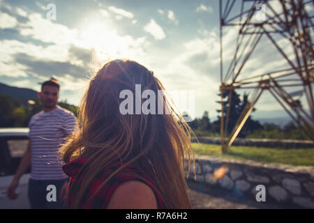 Paar zusammen Spaß haben, nette Unterhaltung in der Nähe von Metall Stockfoto