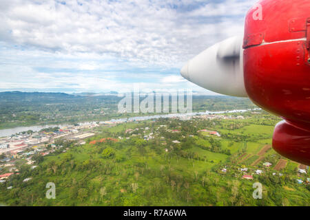 Flugreisen in Fidschi, Melanesien, Ozeanien. Ansicht der Rewa River, Nausori Stadt, Viti Levu Island aus dem Fenster eines kleinen Turboprop propeller Flugzeug. Stockfoto