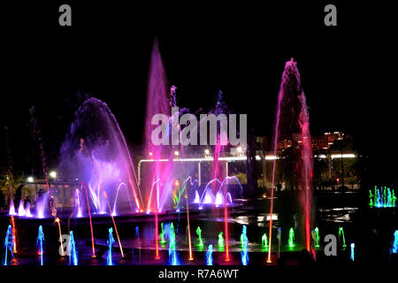 Helle farbige Musical Fountain Eilat, Spritzer von mehrfarbigen Wasser. Bunte Nacht Leben in Israel. Stockfoto