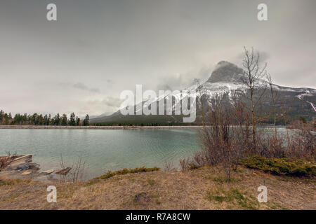 Landschaft mit grünen See Whitemans Teich und Ha Ling schneebedeckten Gipfel Berg in den Rocky Mountains in Canmore Alberta Stockfoto