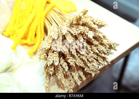 Traditionelle Weihnachtsbaum diduh didukh mit den neuesten Ohren von Weizen, Hafer, Gerste, Roggen, Flachs mit Blumen geschmückt. Ohren von Weizen, Roggen, m Stockfoto