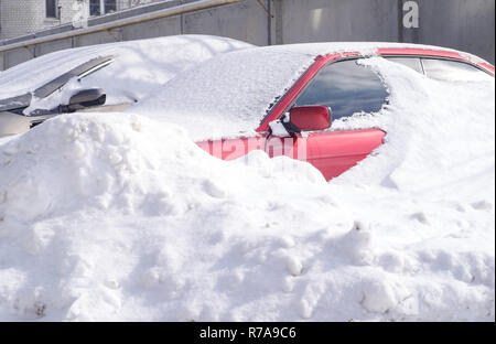 Schnee bedeckt. Winterlandschaft. Auto im Schnee. Schnee auf dem Auto. Stockfoto