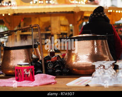 Weihnachtsmarkt Stände und Einkaufen in Köln, Deutschland Stockfoto