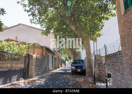 Soller, Mallorca, Spanien - 20. Juli 2013: Geländewagen Toyota Land Cruiser Prado J90 ist auf der Straße geparkt. Stockfoto