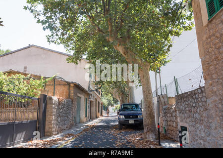 Soller, Mallorca, Spanien - 20. Juli 2013: Geländewagen Toyota Land Cruiser Prado J90 ist auf der Straße geparkt. Stockfoto