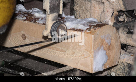 Schneiden Protokolle auf den Brettern. Im Winter wird ein Baum. Holzverarbeitung. Stockfoto