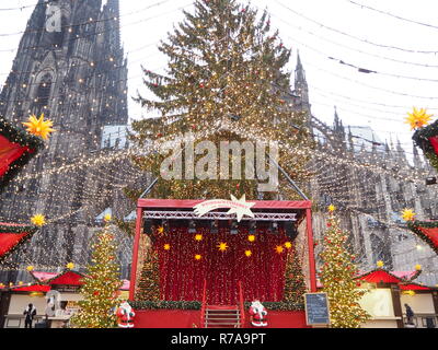 Weihnachtsmarkt Stände und Einkaufen in Köln, Deutschland Stockfoto