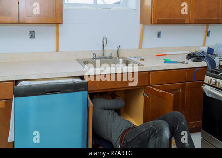 Mann Instandsetzung Spülbecken in der Küche Klempner Verschraubung Rohre Stockfoto