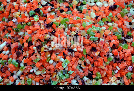Fruchtige Mischung für kalten Tee - Mango, Papaya, Kiwi, Ananas. Textur von kandierten Früchten. Stockfoto