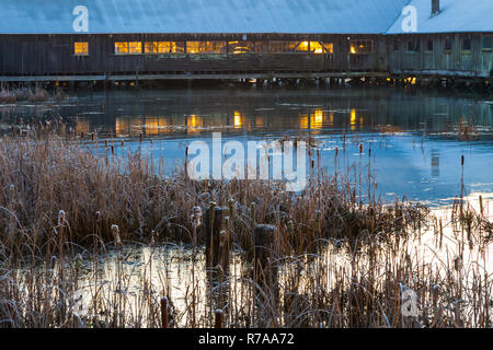 Am frühen Morgen Sonnenlicht durch Boot glänzenden Schuppen windows in Steveston Stockfoto