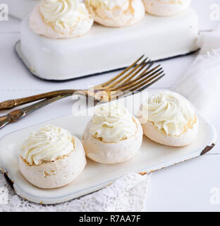 Gebackene runder Blätterteig mit Sahne auf einem eisernen Platte Stockfoto