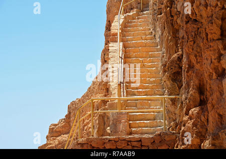 Leiter mit Metall Handläufe an den Felsen der Festung Masada in Israel. Stockfoto