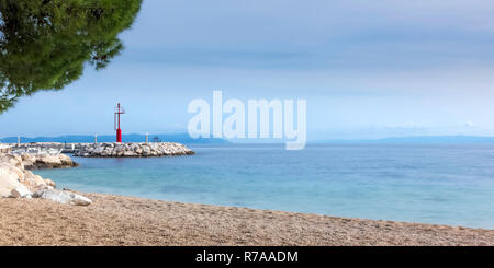 Strand und Adria in Tucepi, Makarska Riviera, Kroatien Stockfoto