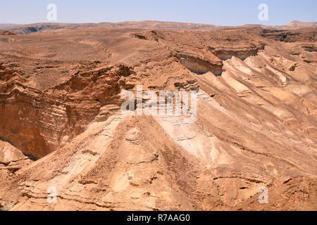 Bergige Relief in Wüste. Blick von der Festung Massada in Israel in der Nähe von Toten Meer Stockfoto