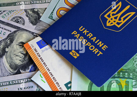 Die Ukrainische biometrischen Pass ist auf dem Papier euro Rechnungen und Dollar. Konzept: Erhöhung der Gehälter, die Ukrainer gehen ins Ausland in Europa zu arbeiten, Immigratio Stockfoto