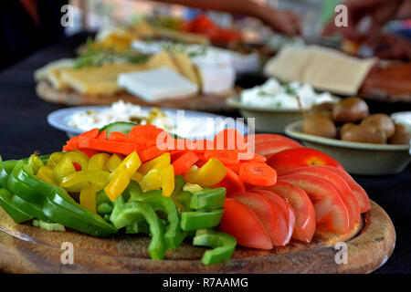 Aus verschiedenen Paprika, Karotten, Tomaten, Oliven, weichen und harten Käse auf Holzplatte geschnitten. Snack aus verschiedenen Arten von Käse, Oliven und veget Stockfoto