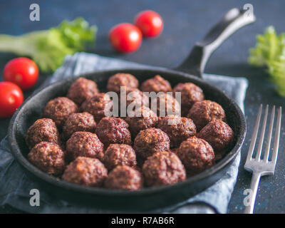 Hausgemachtes Rindfleisch Fleischbällchen in Gusseisen Skillet Stockfoto