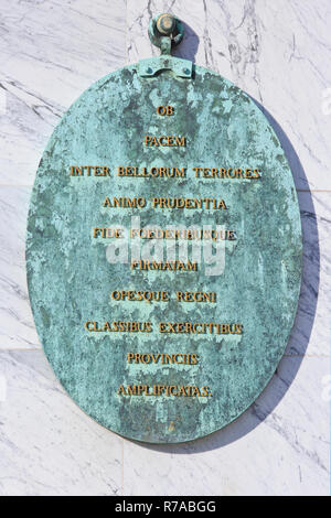 Nahaufnahme einer Plakette auf das Reiterstandbild von König Friedrich V. von Dänemark (1723-1766) am Schloss Amalienborg in Kopenhagen, Dänemark. Stockfoto