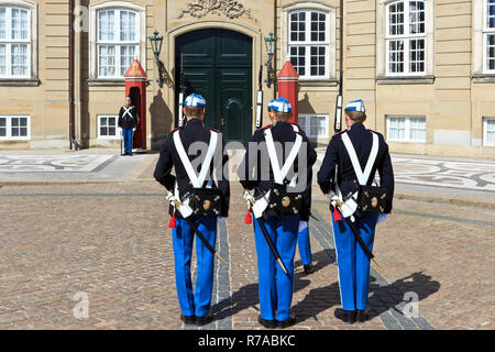 Die wachablösung durch die Königliche Rettungsschwimmer der dänischen Monarchie am Schloss Amalienborg in Kopenhagen, Dänemark. Stockfoto