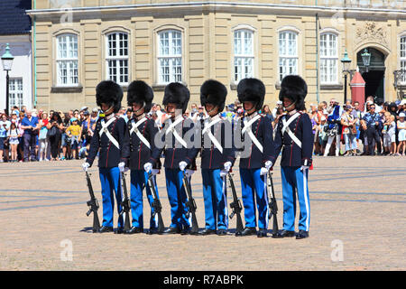 Die Royal Life Guards der dänischen Monarchie mit bärenfellmütze Kappen an Aufmerksamkeit auf Schloss Amalienborg in Kopenhagen, Dänemark. Stockfoto