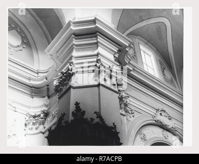 Abruzzen L'Aquila und Sulmona S. Francesco della Scarpa, das ist mein Italien, die italienische Land der Geschichte, der Blick auf die barocke Innenausstattung gehören eine barocke Orgel, eine Kuppel mit Fresken mit perspektivischen Architektur, eine Loggia und konfessionellen, Holz- ziborium Altar aus dem 16. Jahrhundert, Statuen und architektonische Skulptur, Altar Gemälde der Heimsuchung, der Hl. Antonius von Padua und die Himmelfahrt der Jungfrau, hölzernes Kruzifix, hölzerne Statue des Hl. Franziskus, heiliges Wasser font und einem marmornen Sarkophag mit einem Lebensgroßen toten Christus liegen auf der Oberseite. Stockfoto