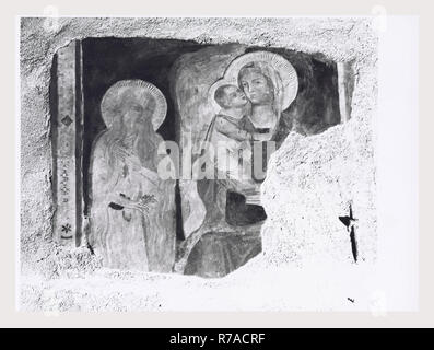 Abruzzen L'Aquila und Sulmona S. Maria della Tomba, dies ist mein Italien, die italienische Land der visuellen Geschichte, Blick nach außen aus dem 15. Jahrhundert stammende Fassade der Kirche und des 16. Jahrhunderts Fassade des angrenzenden Bruderschaft gehören Details des Hauptportals und Rosette C. 1400 und Glockenturm C. 1579. Blick auf eine typische des 16. Jahrhunderts, romanisch-gotische Interieur, zeigte nach einem 1970-72 Restaurierung, welche die neueren barocke Dekoration entfernt. Blick auf die Pfeiler des 14. Jahrhunderts, Relief von Adam und Eva aus dem 13. Jahrhundert, eine bronzene Glocke 1313, Marmor Ziborium, Wicklung Spalte und Kapital, 13. und 14 t Stockfoto