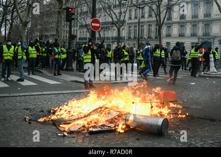 Paris, Frankreich. 8. Dezember 2018. Gelb (Gilets jaunes) Proteste gegen die Lebenshaltungskosten und die steigenden Ölpreise Credit: Piero Cruciatti/Alamy leben Nachrichten Stockfoto