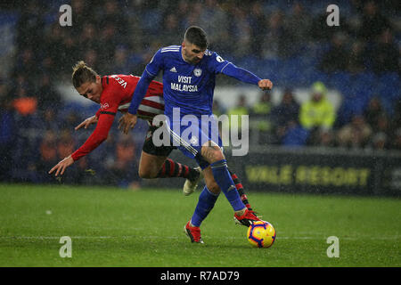 Cardiff, Wales, UK. 8. Dezember 2018. Callum Paterson von Cardiff City beats Jannic Vestergaard von Southampton seine Mannschaften 1 Tor zu erzielen. Premier League match, Cardiff City v Southampton an der Cardiff City Stadion am Samstag, den 8. Dezember 2018. Dieses Bild dürfen nur für redaktionelle Zwecke verwendet werden. Nur die redaktionelle Nutzung, eine Lizenz für die gewerbliche Nutzung erforderlich. Keine Verwendung in Wetten, Spiele oder einer einzelnen Verein/Liga/player Publikationen. Credit: Andrew Orchard sport Fotografie/Alamy leben Nachrichten Stockfoto