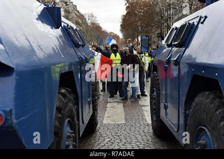 Gepanzerte vanguard Fahrzeug von Anti - bereitschaftspolizei - Demonstration von den gelben Westen auf den Champs-Elysées, am Samstag, 08.12.2001 in Paris, Frankreich: Frédéric VIELCANET/Alamy leben Nachrichten Stockfoto