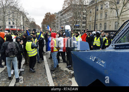 Gepanzerte vanguard Fahrzeug von Anti - bereitschaftspolizei - Demonstration von den gelben Westen auf den Champs-Elysées, am Samstag, 08.12.2001 in Paris, Frankreich: Frédéric VIELCANET/Alamy leben Nachrichten Stockfoto