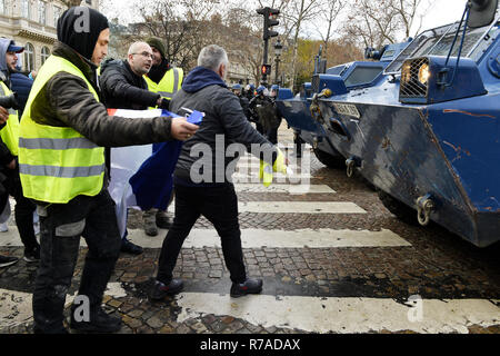 Gepanzerte vanguard Fahrzeug von Anti - bereitschaftspolizei - Demonstration von den gelben Westen auf den Champs-Elysées, am Samstag, 08.12.2001 in Paris, Frankreich: Frédéric VIELCANET/Alamy leben Nachrichten Stockfoto