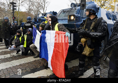 Gepanzerte vanguard Fahrzeug von Anti-rit Polizei - Demonstration des Gelben Westen auf den Champs-Elysées, am Samstag, 08.12.2001 in Paris, Frankreich: Frédéric VIELCANET/Alamy leben Nachrichten Stockfoto