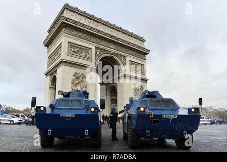 Gepanzerte vanguard Fahrzeug von Anti - bereitschaftspolizei - Demonstration von den gelben Westen auf den Champs-Elysées, am Samstag, 08.12.2001 in Paris, Frankreich: Frédéric VIELCANET/Alamy leben Nachrichten Stockfoto