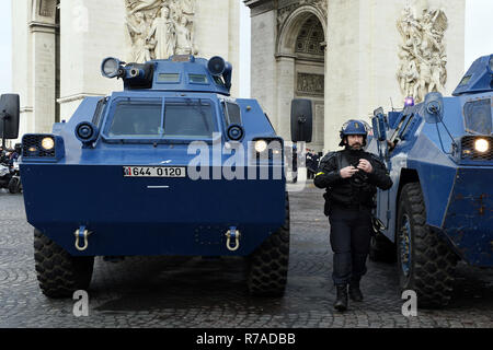 Gepanzerte vanguard Fahrzeug von Anti - bereitschaftspolizei - Demonstration von den gelben Westen auf den Champs-Elysées, am Samstag, 08.12.2001 in Paris, Frankreich: Frédéric VIELCANET/Alamy leben Nachrichten Stockfoto