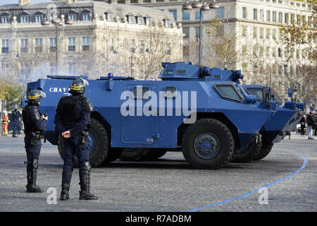 Gepanzerte vanguard Fahrzeug von Anti - bereitschaftspolizei - Demonstration von den gelben Westen auf den Champs-Elysées, am Samstag, 08.12.2001 in Paris, Frankreich: Frédéric VIELCANET/Alamy leben Nachrichten Stockfoto