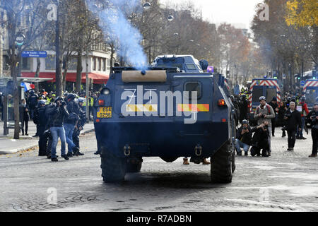 Gepanzerte vanguard Fahrzeug von Anti - bereitschaftspolizei - Demonstration von den gelben Westen auf den Champs-Elysées, am Samstag, 08.12.2001 in Paris, Frankreich: Frédéric VIELCANET/Alamy leben Nachrichten Stockfoto