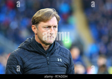 Southampton, Großbritannien. 8. Dezember 2018. Ralph Hasenhuttl Manager von Southampton während der Premier League Match zwischen Cardiff City und Southampton an der Cardiff City Stadium, Cardiff, Wales am 8. Dezember 2018. Foto von Dave Peters. Nur die redaktionelle Nutzung, eine Lizenz für die gewerbliche Nutzung erforderlich. Keine Verwendung in Wetten, Spiele oder einer einzelnen Verein/Liga/player Publikationen. Credit: UK Sport Pics Ltd/Alamy leben Nachrichten Stockfoto