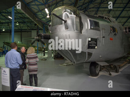 RAF Museum, London, UK. 8. Dezember, 2018. Zu feiern 100 Jahre seit der Gründung der RAF, RAF Museum London bieten dem Besucher die letzte Chance einen Blick in 14 Cockpits und Fahrzeuge aus der RAF Museum Sammlung einschließlich einer Hawker Hurricane, Hawker Typhoon, Befreier (dargestellt), Stuka und Bristol Beaufort zu erhalten. Credit: Malcolm Park/Alamy Leben Nachrichten. Stockfoto