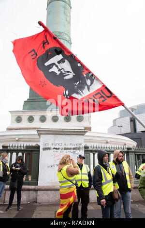 Paris, Frankreich, 8. Dez, 2018. Die Demonstranten tragen gelbe Westen Holding eine Fahne mit dem Bild von Che Guevara in Place de la Bastille, Paris. Rund 10.000 Demonstranten in gelben Westen in Paris für das vierte Wochenende in einer Reihe demonstrierten gegen Steuern auf Kraftstoff und Rückgang der Kaufkraft zu protestieren, einige fordern Rücktritt des französischen Präsidenten Emmanuel Längestrich. Credit: Christelle Chanut/Alamy leben Nachrichten Stockfoto