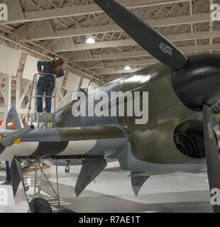 RAF Museum, London, UK. 8. Dezember, 2018. Zu feiern 100 Jahre seit der Gründung der RAF, RAF Museum London bieten dem Besucher die letzte Chance einen Blick in 14 Cockpits und Fahrzeuge aus der RAF Museum Sammlung einschließlich einer Hawker Hurricane, Hawker Typhoon (dargestellt), Befreier, Stuka und Bristol Beaufort zu erhalten. Credit: Malcolm Park/Alamy Leben Nachrichten. Stockfoto