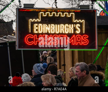 Edinburgh, Schottland, Vereinigtes Königreich, 8. November 2018. Weihnachten feiern: einem langen Samstag in der Hauptstadt Stadtzentrum Edinburghs Weihnachtsfeier Schauplätze. Der Eingang zum Weihnachtsmarkt in der Princes Street Gardens ist voller Menschen Stockfoto