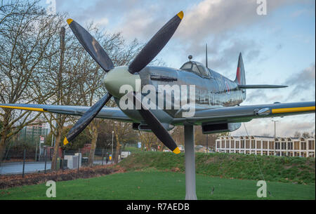 RAF Museum, Colindale, London, UK. 8. Dezember, 2018. Zu feiern 100 Jahre seit der Gründung der RAF, RAF Museum London bieten dem Besucher die letzte Chance einen Blick in 14 Cockpits und Fahrzeuge aus der RAF Museum Sammlung einschließlich einer Hawker Hurricane, Hawker Typhoon, Befreier, Stuka und Bristol Beaufort zu erhalten. Bild: Eine ikonische Supermarine Spitfire zu fliegen, am Eingang des RAF Museum darstellen. Credit: Malcolm Park/Alamy Leben Nachrichten. Stockfoto