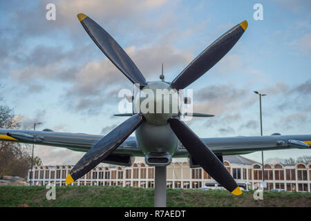 RAF Museum, Colindale, London, UK. 8. Dezember, 2018. Zu feiern 100 Jahre seit der Gründung der RAF, RAF Museum London bieten dem Besucher die letzte Chance einen Blick in 14 Cockpits und Fahrzeuge aus der RAF Museum Sammlung einschließlich einer Hawker Hurricane, Hawker Typhoon, Befreier, Stuka und Bristol Beaufort zu erhalten. Bild: Eine ikonische Supermarine Spitfire zu fliegen, am Eingang des RAF Museum darstellen. Credit: Malcolm Park/Alamy Leben Nachrichten. Stockfoto