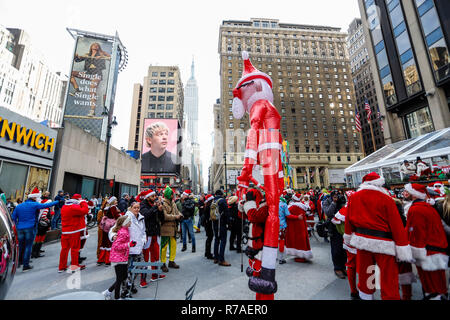 USA. 8 Dez, 2018. Hunderte Menschen beteiligen sich an SantaCon NY, eine jährliche Pub Crawl, in der die Menschen in Santa Claus Kostüm oder wie andere Weihnachten Zeichen in den Straßen von New York Parade angezogen. Credit: William Volcov/ZUMA Draht/Alamy leben Nachrichten Stockfoto