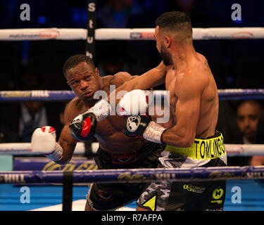 FlyDSA Arena, Sheffield, UK. 8. Dezember, 2018. Boxen, Eliminator für die Wba World Super Welterweight title, Kell Brook versus Michael Zerafa; Anthony Tomlinson (GBR) und Unschuldige Anyanwu (NED) während ihrer Welterweight contest Credit: Aktion plus Sport/Alamy leben Nachrichten Stockfoto