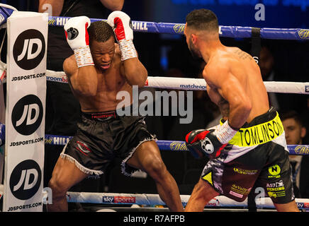 FlyDSA Arena, Sheffield, UK. 8. Dezember, 2018. Boxen, Eliminator für die Wba World Super Welterweight title, Kell Brook versus Michael Zerafa; Anthony Tomlinson (GBR) und Unschuldige Anyanwu (NED) während ihrer Welterweight contest Credit: Aktion plus Sport/Alamy leben Nachrichten Stockfoto