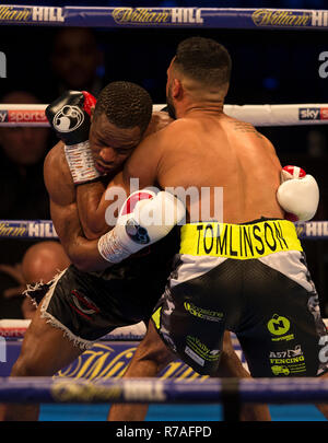 FlyDSA Arena, Sheffield, UK. 8. Dezember, 2018. Boxen, Eliminator für die Wba World Super Welterweight title, Kell Brook versus Michael Zerafa; Anthony Tomlinson (GBR) und Unschuldige Anyanwu (NED) während ihrer Welterweight contest Credit: Aktion plus Sport/Alamy leben Nachrichten Stockfoto